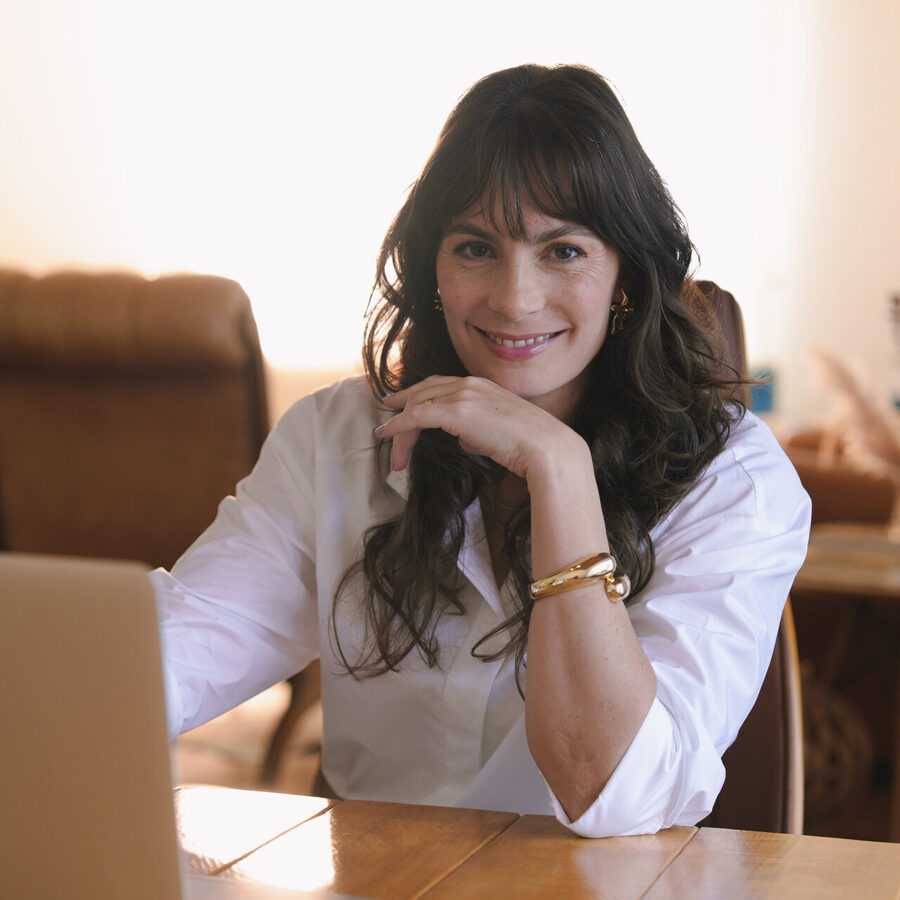 Luciana Lima em atendimento pelo computador