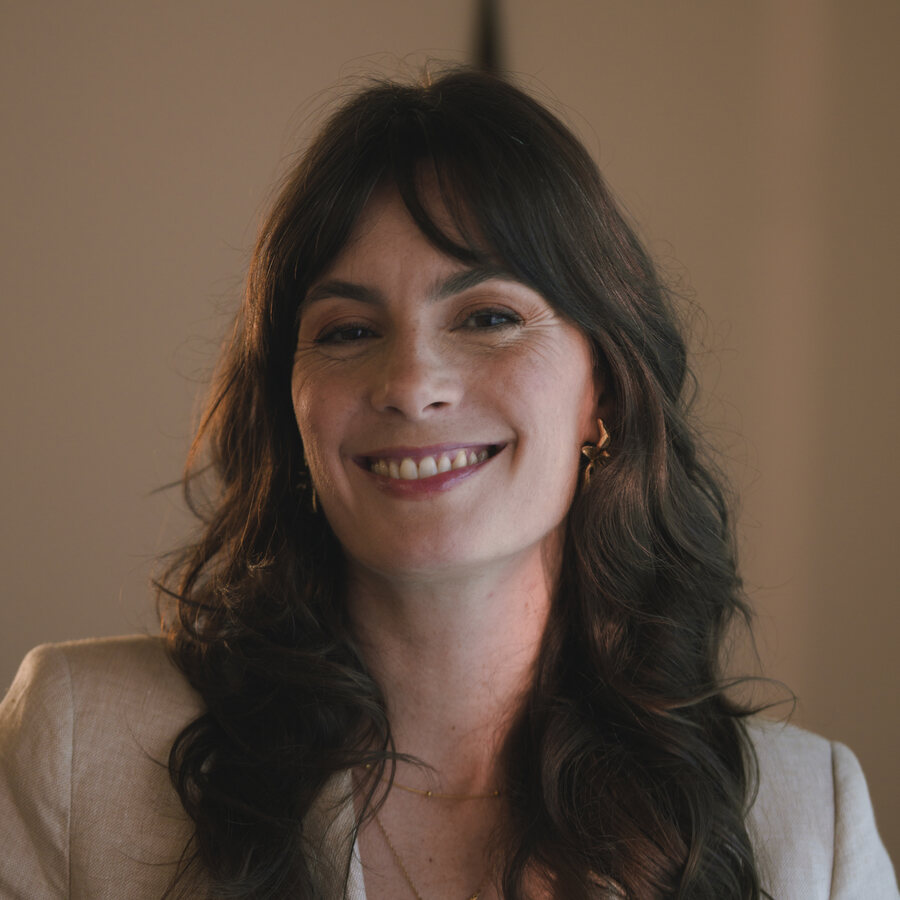 Luciana Lima, psicóloga do Parental Lab, rindo de forma acolhedora