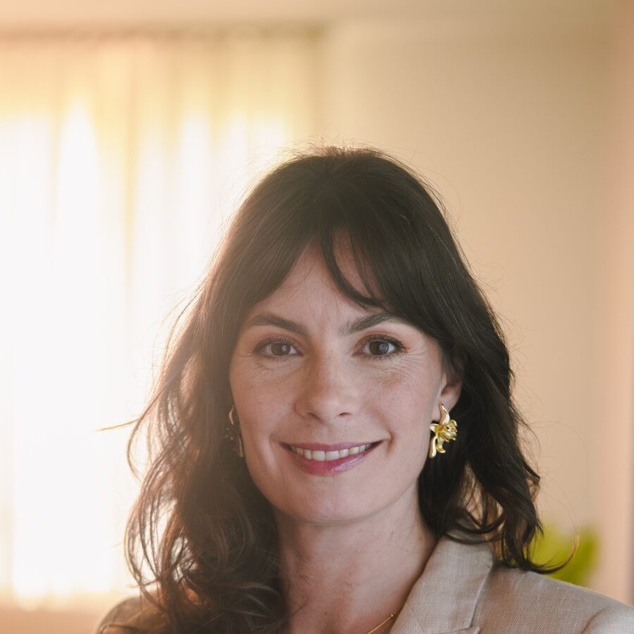 Luciana Lima, psicóloga, em retrato próximo, com sorriso sereno olhando para a câmera